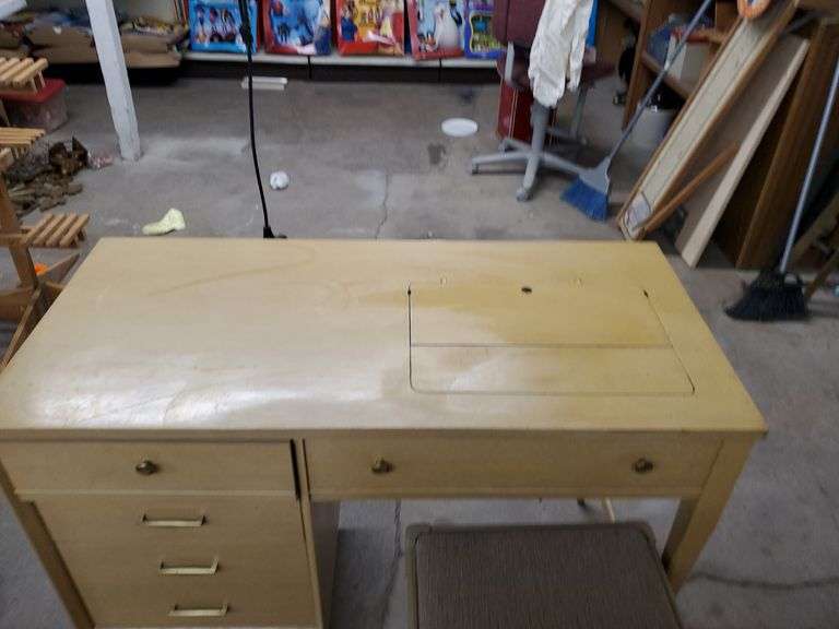 SINGER SEWING MACHINE & Isabell Auction