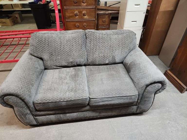 BROYHILL LOVESEAT Isabell Auction