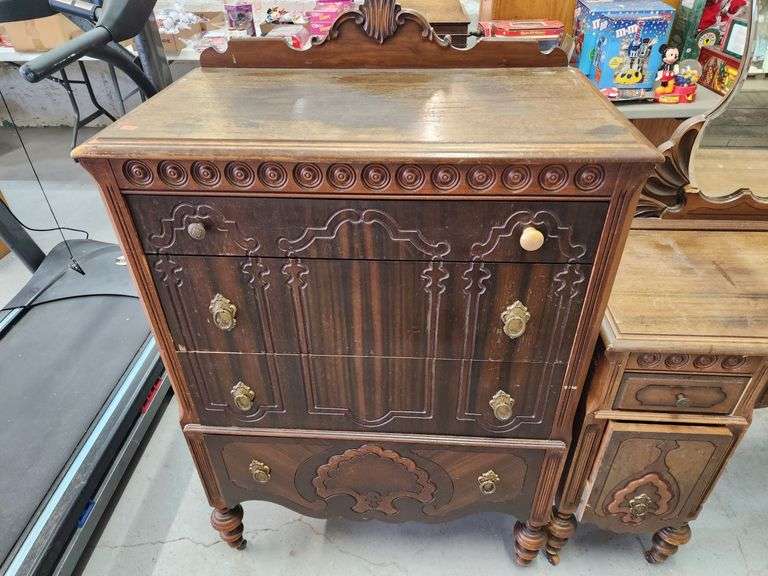 VINTAGE CHEST OF DRAWERS & VANITY Isabell Auction