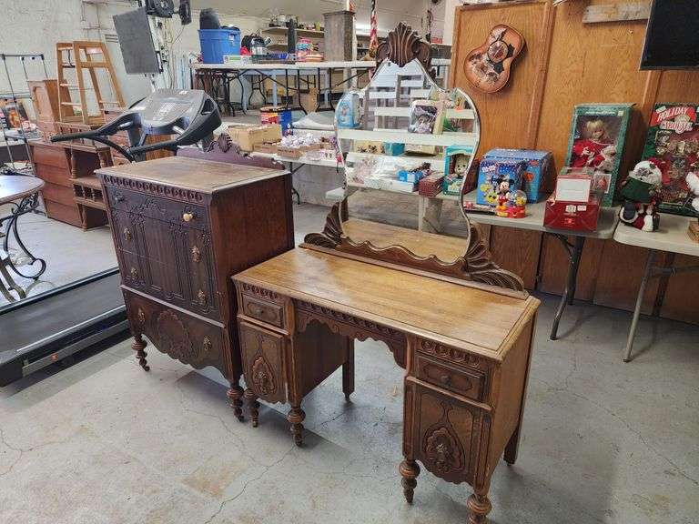 VINTAGE CHEST OF DRAWERS & VANITY Isabell Auction