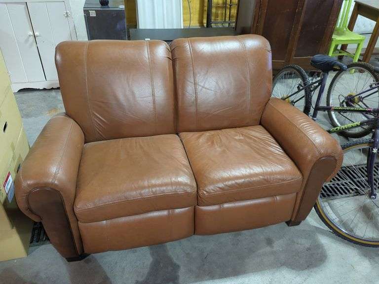LEATHER LOVESEAT Isabell Auction