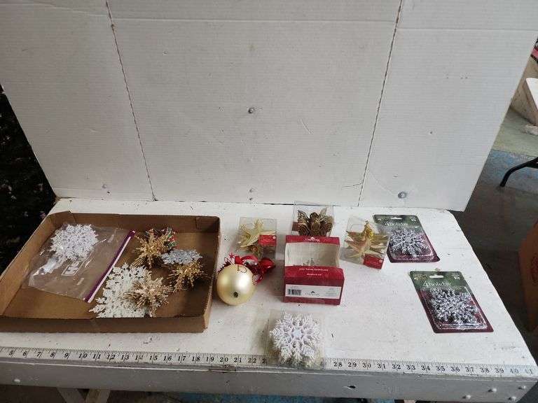 ASSORTED ORNAMENTS Isabell Auction