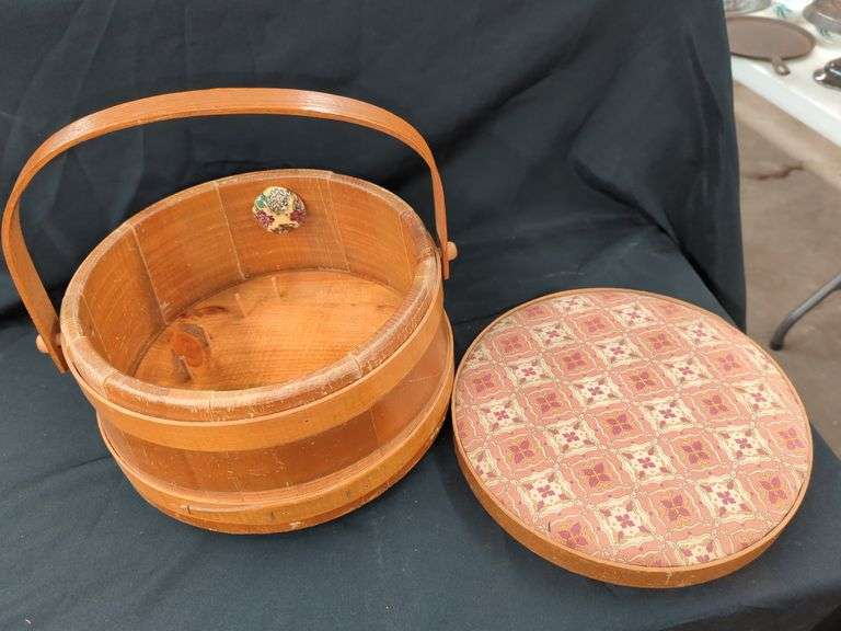 VINTAGE WOODEN SEWING BASKET Isabell Auction