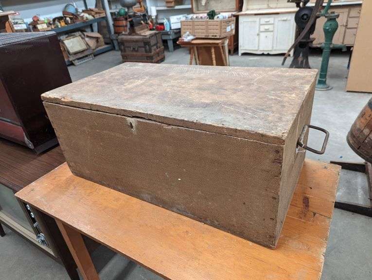 VINTAGE WOODEN TRUNK BOX (32"W X 13"T X 18"D) Isabell Auction