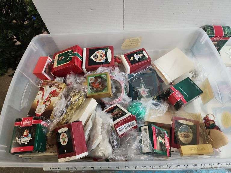 ASSORTED ORNAMENTS Isabell Auction