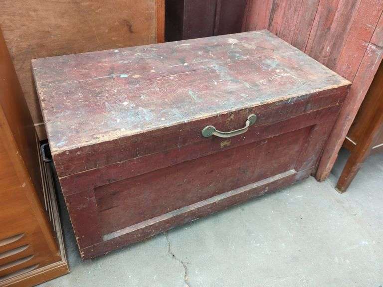 VINTAGE WOODEN TRUNK BOX (39"W X 21"T X 20"D) Isabell Auction