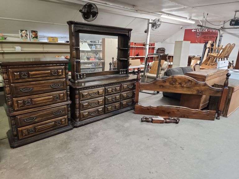 HEAVY WOOD BEDROOM SET Isabell Auction