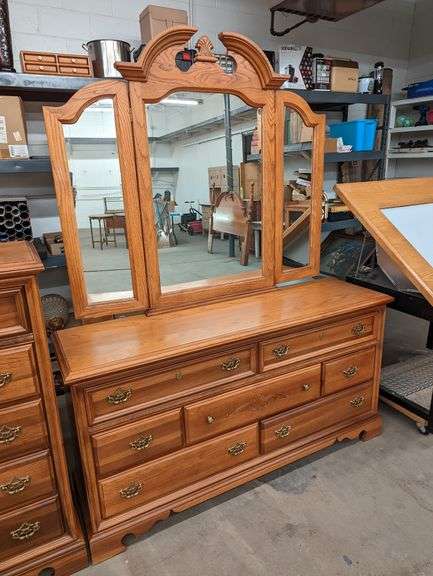 BASSETT 7-DRAWER DRESSER WITH TRI-FOLD MIRROR - Isabell Auction