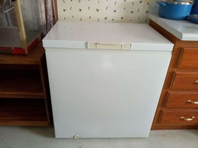 (35INT X 311/2INW X 221/2IND) WHIRLPOOL CHEST FREEZER Isabell Auction