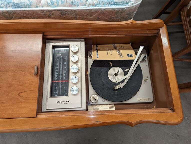 VINTAGE MAGNAVOX CONSOLE STEREO WITH PHONOGRAPH Isabell Auction