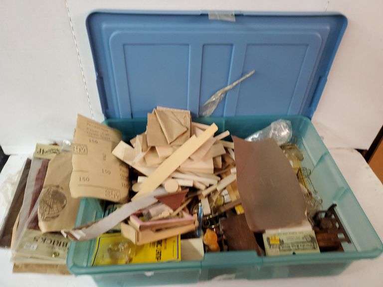 ASSORTED DOLLHOUSE PARTS & FURNITURE Isabell Auction