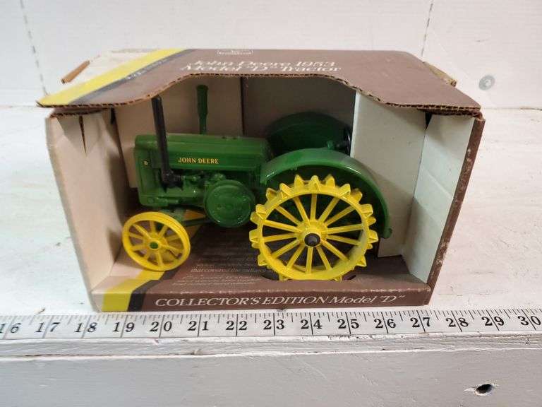 1-16-scale-john-deere-1953-model-d-tractor-isabell-auction