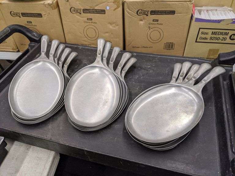 (15) ALUMINUM HANDLED STEAK PLATES Isabell Auction