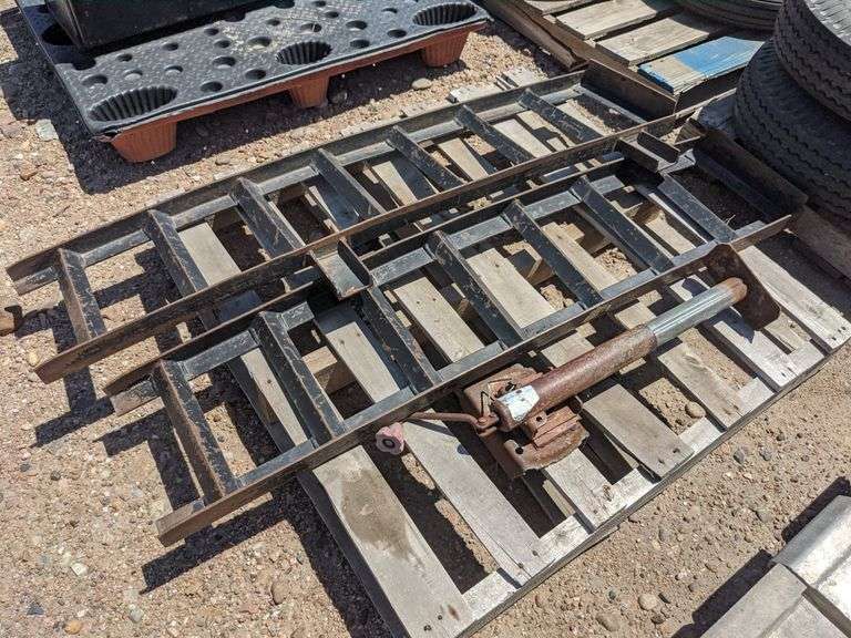 (2) STEEL TRAILER RAMPS & TRAILER JACK Isabell Auction