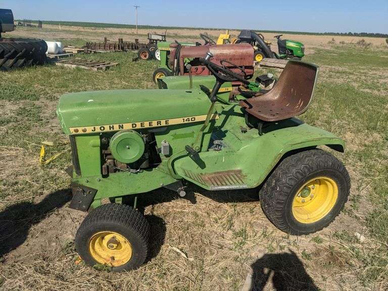 JOHN DEERE 140 RIDING LAWN TRACTOR (INOPERABLE...NOT LOCKED UP