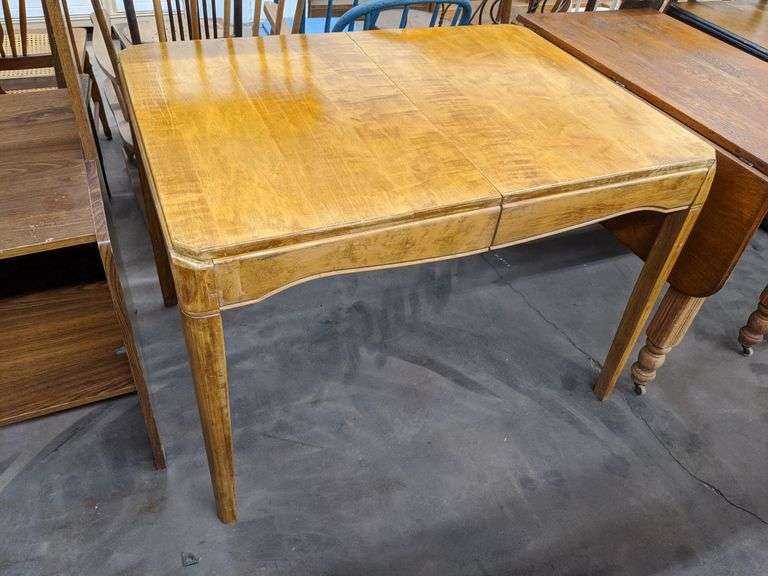 SM. VINTAGE WOODEN KITCHEN TABLE WITH LEAF Isabell Auction