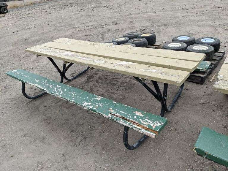 8FT PICNIC TABLE (NEEDS REPAIRS) Isabell Auction