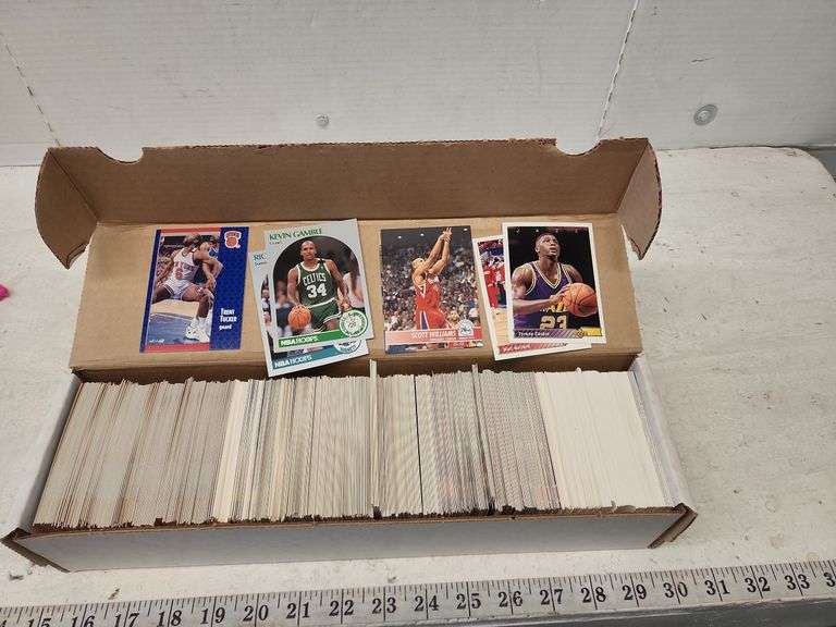 ASSORTED BASKETBALL CARDS Isabell Auction
