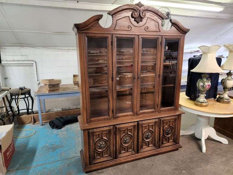 62 IN. WIDE LIGHTED CHINA HUTCH Isabell Auction
