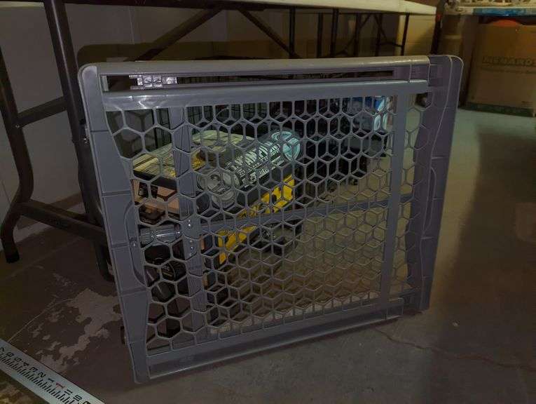 CARLSON EXPANDABLE PET GATE Isabell Auction