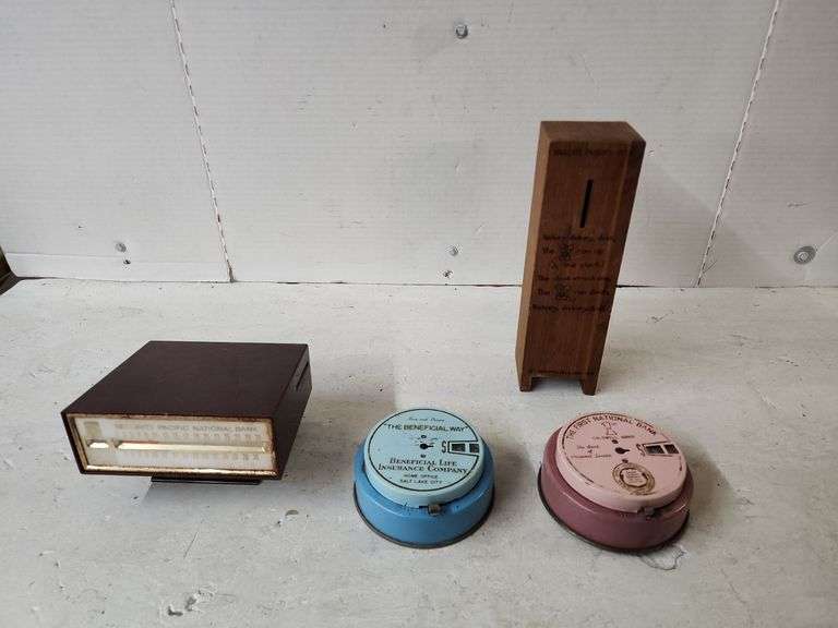 ASSORTED VINTAGE BANKS Isabell Auction