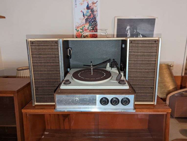 VINTAGE SOLID STATE STEREOPHONIC PORTABLE PHONOGRAPH (UNTESTED ...