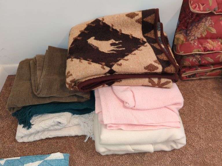 LOT OF (6) ASST'D BLANKETS Isabell Auction