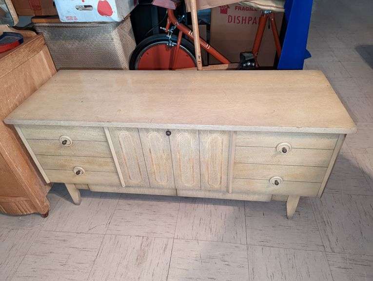 VINTAGE LANE CEDAR CHEST WITH UNDER DRAWER Isabell Auction