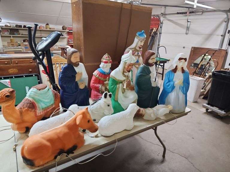 12 PC. BLOW MOLD NATIVITY SET Isabell Auction