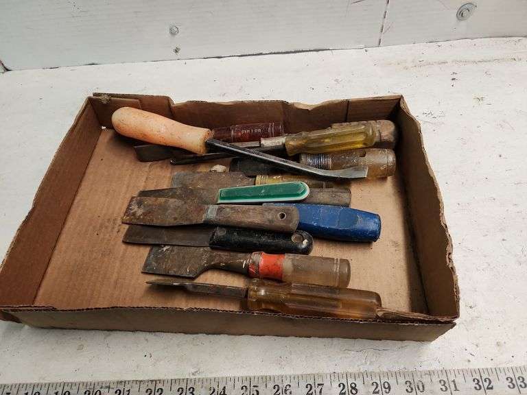 ASSORTED PUTTY KNIVES & PLY BARS Isabell Auction