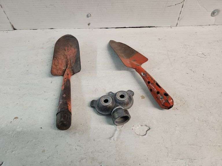 PAIR OF HAND SPADES & SPRINKLER Isabell Auction
