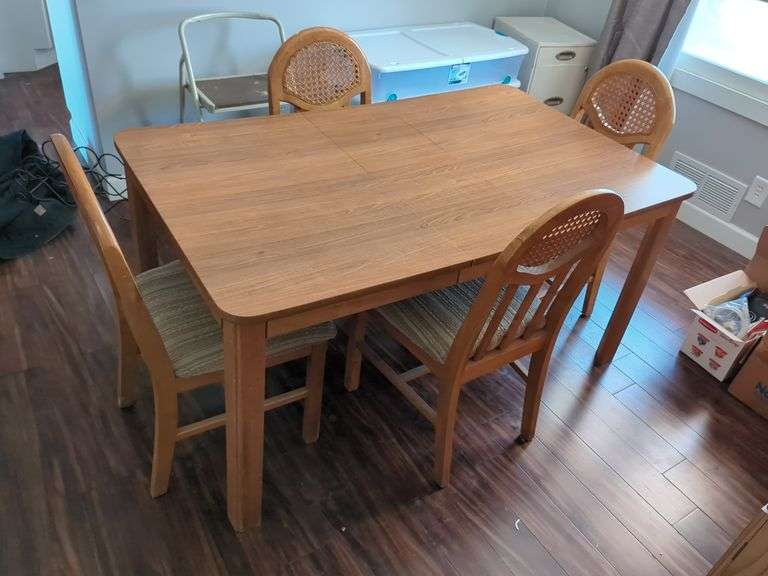 DINING TABLE WITH (4) CHAIRS & LEAF Isabell Auction