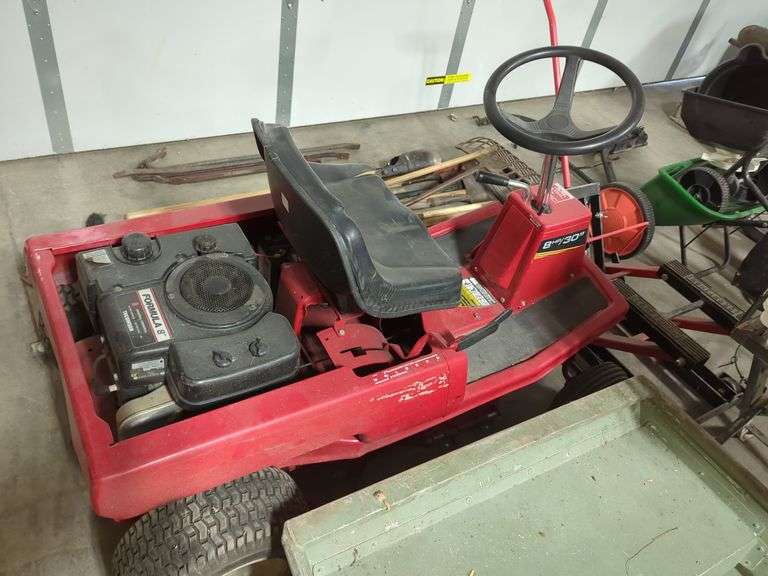 MURRAY 8HP. 30" RIDING LAWN MOWER (HAS KEYS...NO INFO) Isabell Auction