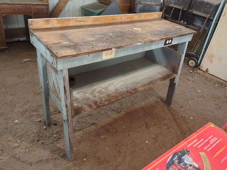 5FT. WIDE WOODEN WORKBENCH Isabell Auction