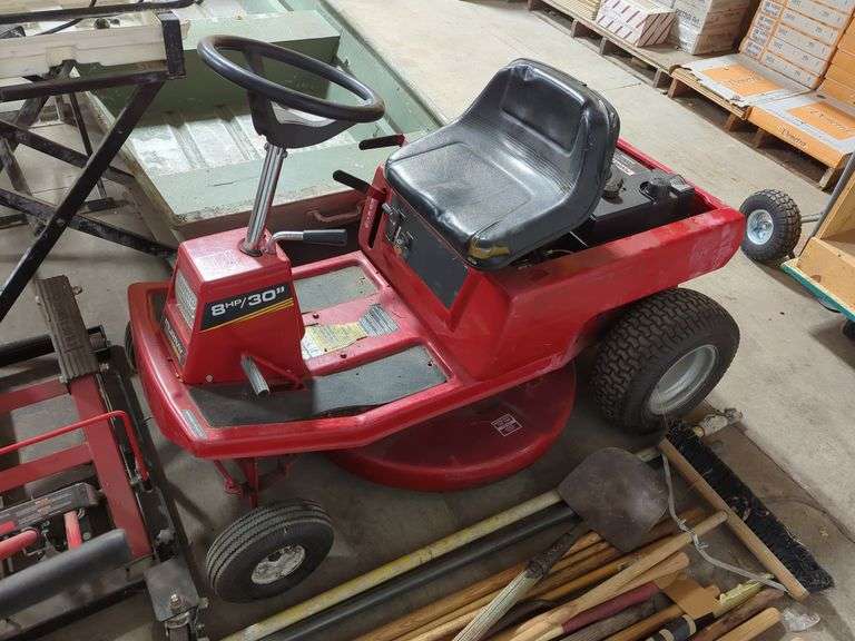 MURRAY 8HP. 30" RIDING LAWN MOWER (HAS KEYS...NO INFO) Isabell Auction