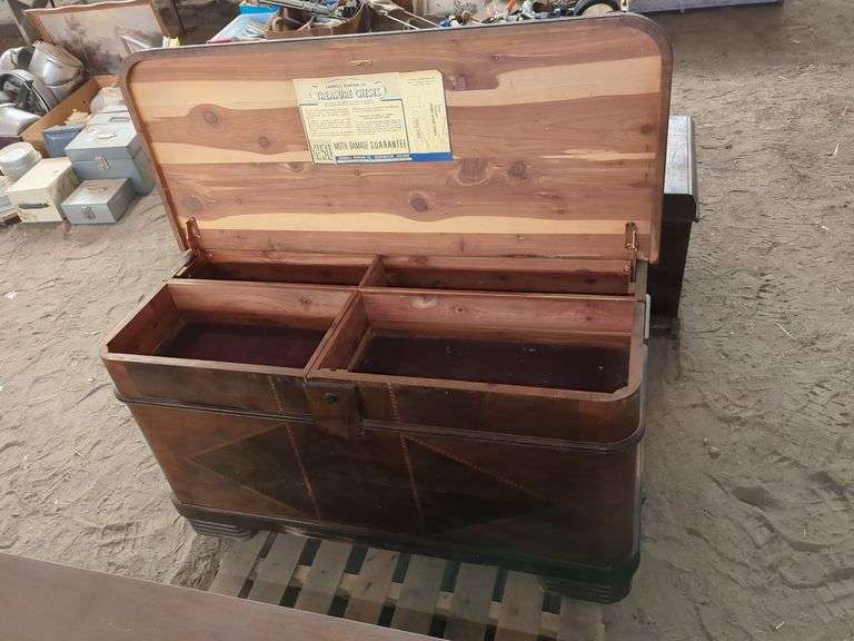 VINTAGE CASWELLRUNYAN CEDAR TREASURE CHEST (46" WIDE) (NEEDS TLC