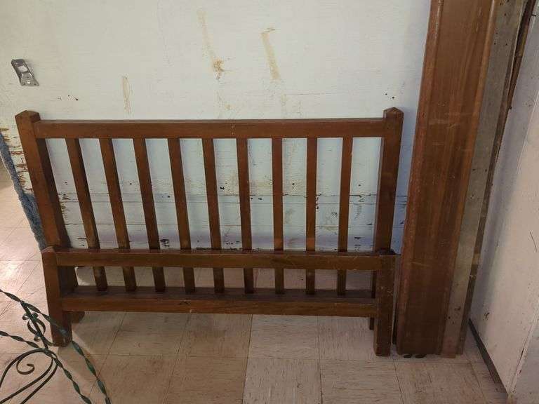 FULL SIZE WOODEN HEADBOARD, FOOTBOARD, & RAILS Isabell Auction