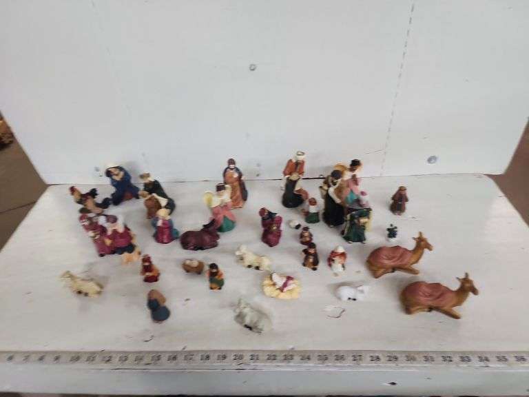 ASSORTED NATIVITY PCS. Isabell Auction