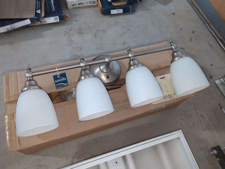 4BULB VANITY LIGHT FIXTURE (MISSING (1) RETAINER) Isabell Auction