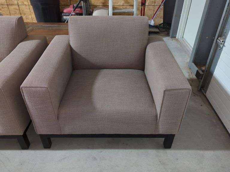 41" WIDE ARM CHAIR Isabell Auction