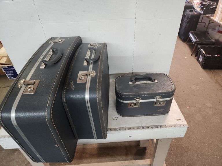 ASSORTED LUGGAGE Isabell Auction