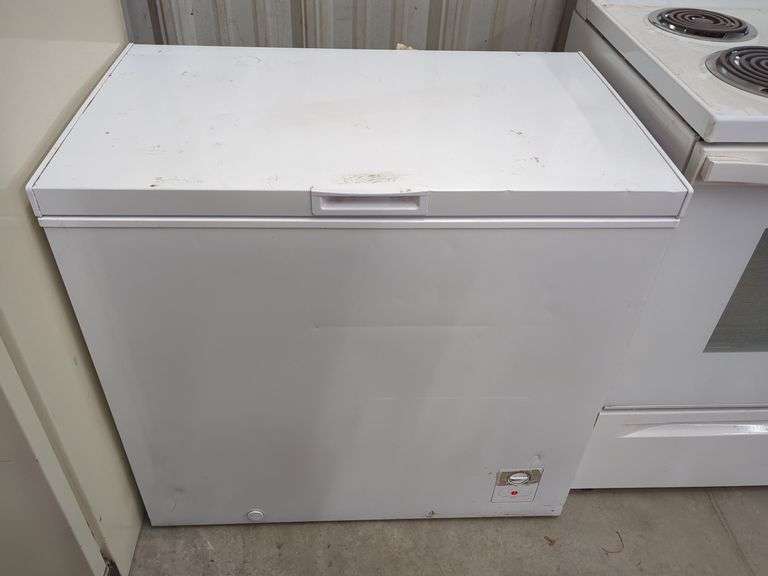 CRITERION 35" CHEST FREEZER (RUNS....DOES NOT FREEZE) Isabell Auction