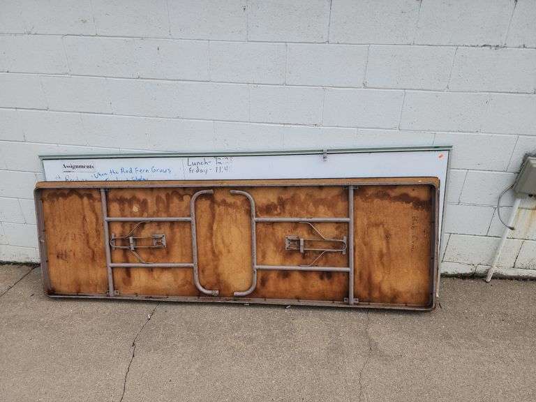 (OUT) DRY ERASE BOARD & FOLDING TABLE Isabell Auction