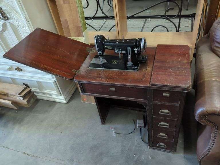 VINTAGE NECCHI SEWING MACHINE IN Isabell Auction