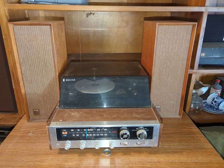 VINTAGE ZENITH STEREO RECEIVER WITH 45RPM TURNTABLE & SPEAKERS (POWERS