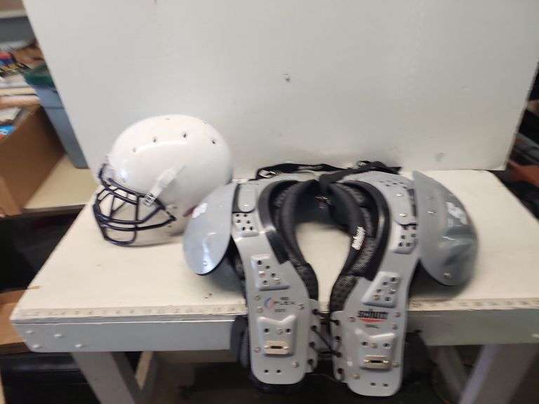 FOOTBALL HELMET & SHOULDER PADS Isabell Auction