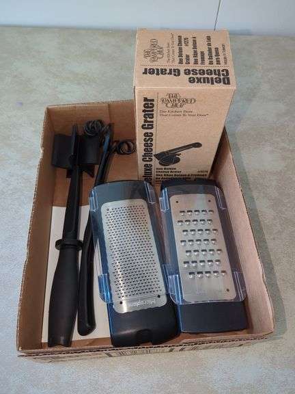 LOT OF ASST'D PAMPERED CHEF UTENSILS - Isabell Auction