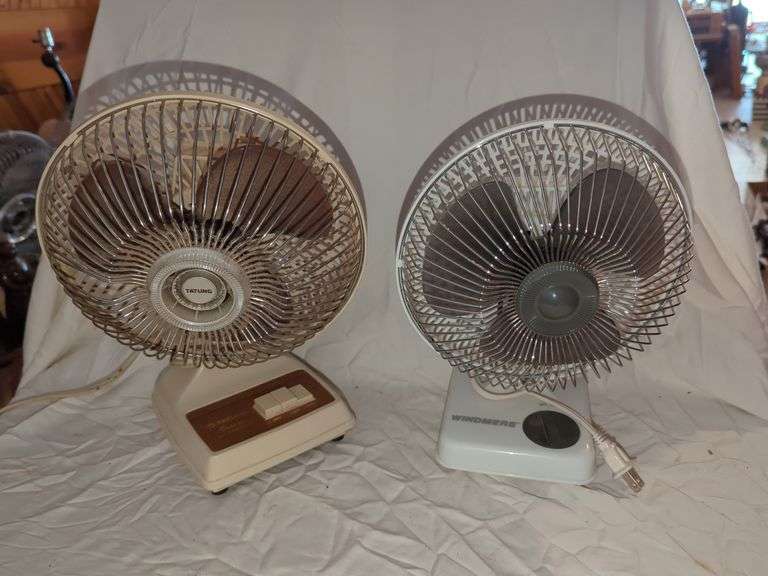 (2) SM. OSCILLATING DESK FANS Isabell Auction