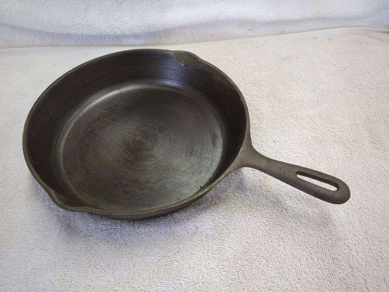 10" CAST IRON SKILLET Isabell Auction