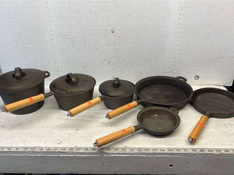 A SET OF CAST IRON POTS AND PANS Isabell Auction